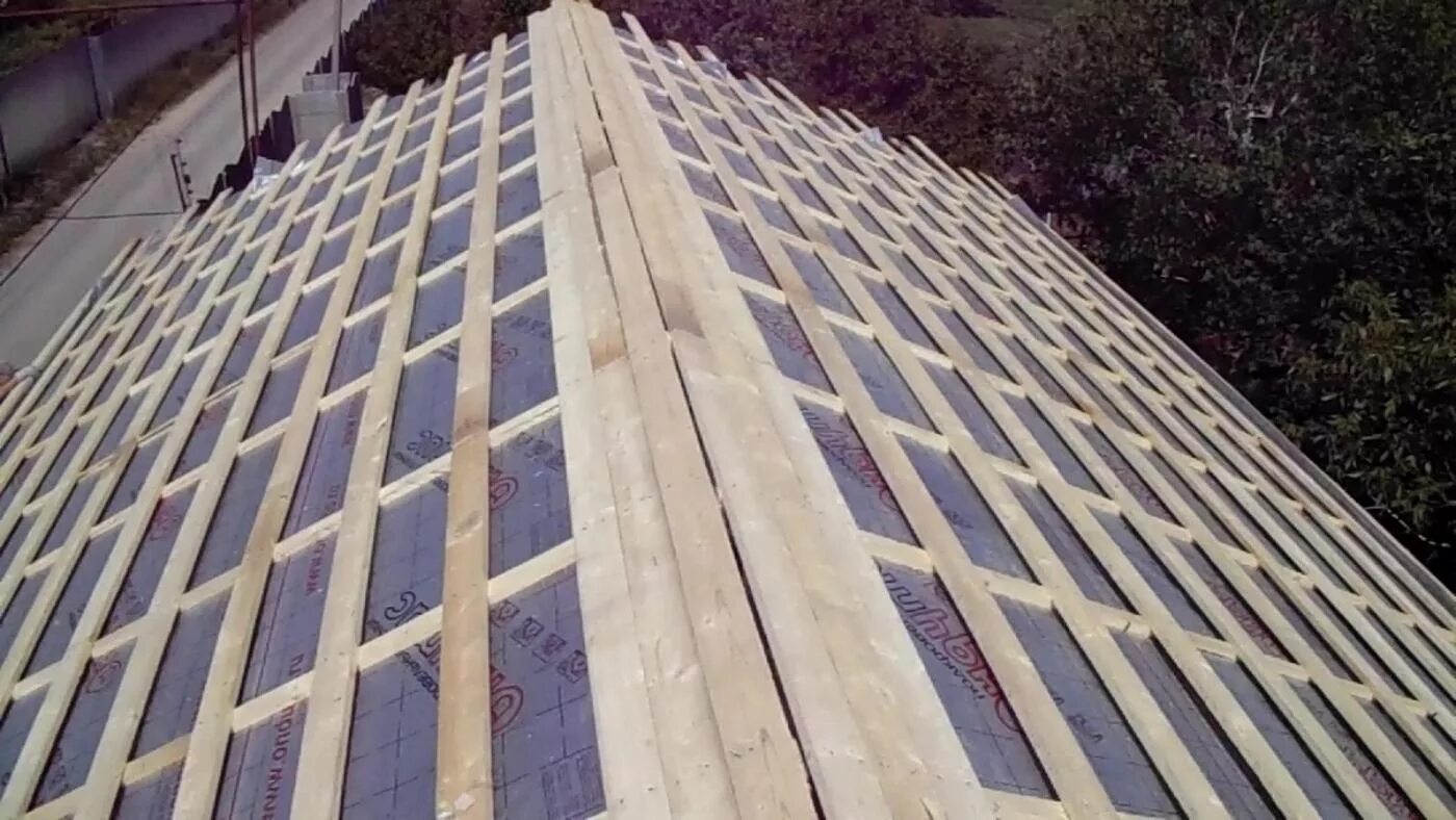 Устройство обрешетки с прозорами из брусков