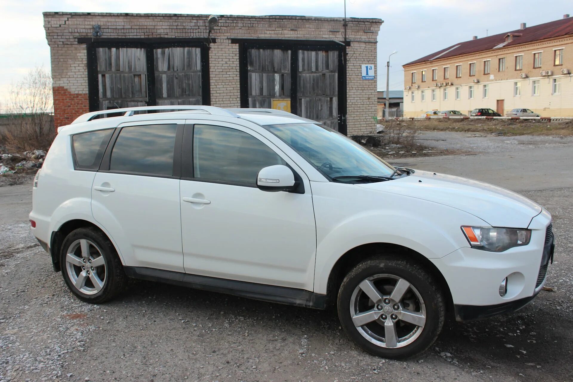 Колесо mitsubishi outlander. Mitsubishi Outlander XL r18. Mitsubishi Outlander XL диски r16. Outlander XL на 18 дисках. Mitsubishi Outlander XL на 18 дисках.