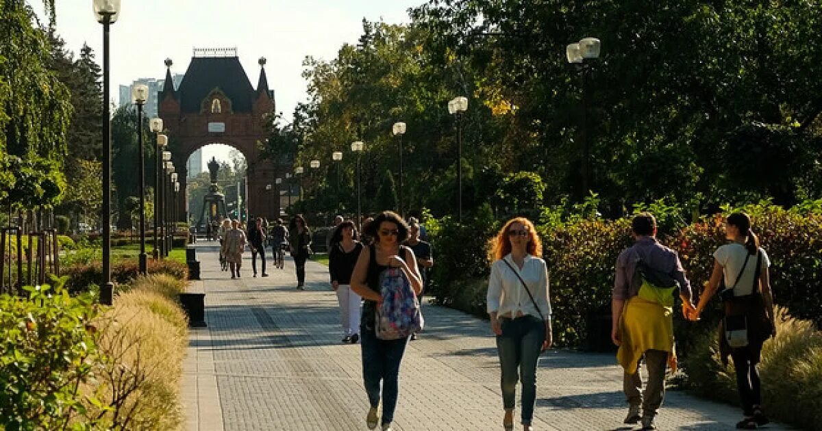 Жители краснодара фото. Люди на улицах краснодара. Население города краснодар. Жители города краснодара. Краснодар улица красная.