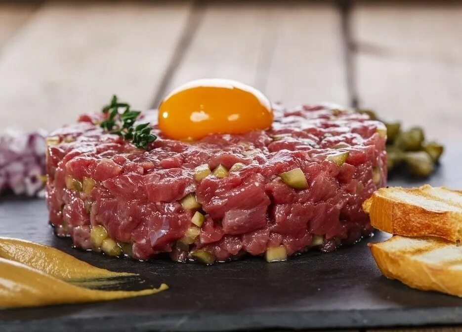 Фарш. Блюдо из сырого мяса тартар. Тартар из мраморной говядины. Мясо в желтке. Мясо в желтке.