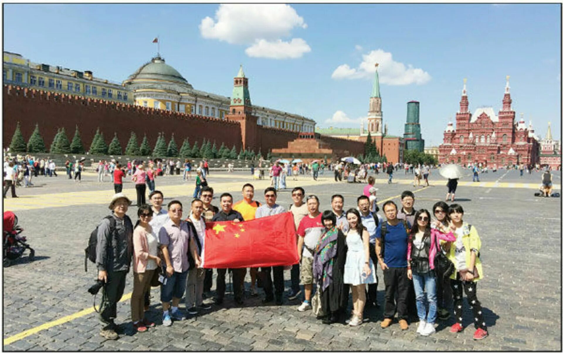Стран в москве китай. Китайские туристы в Москве. Туристы в Кремле. Китайцы в Москве. Китайцы на красной площади.