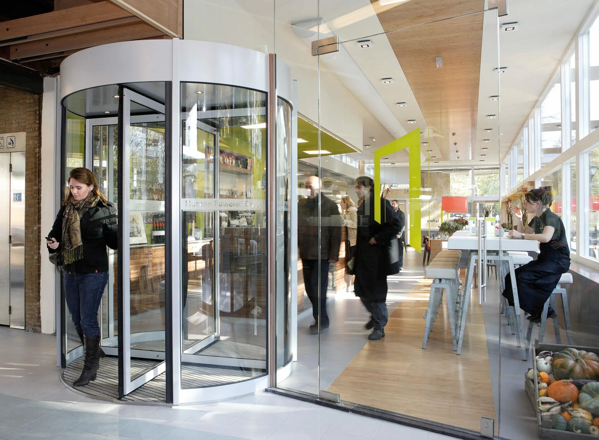 Бизнес встреча. Люди в здании. Заходить в здание. Бизнес центр люди. Человек возле офисного здания.