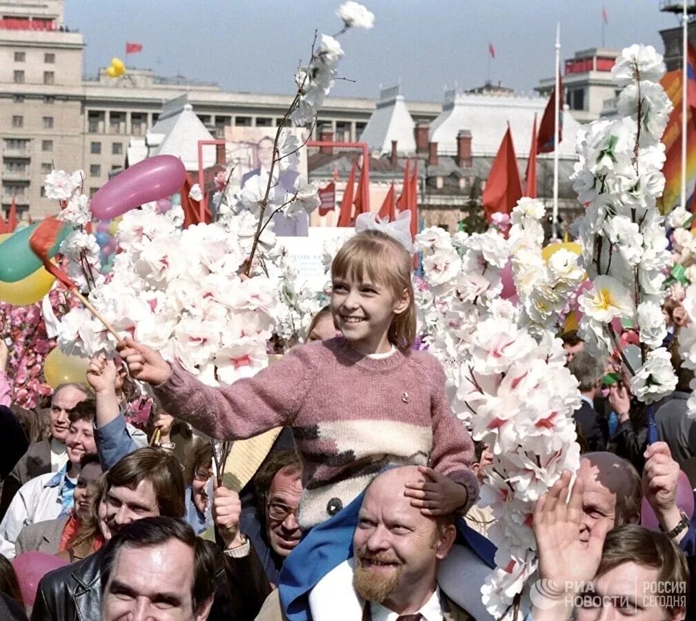 Советские праздники 1 мая. Первомай парад СССР. Первомай 1987. Демонстрация 1 мая в СССР. Парад 1 мая СССР.