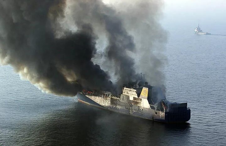 Потопление крейсера москва 2022. Крушение танкера разлив нефти. Подводный ядерный взрыв. Подрыв корабля в черном. Морские бомбы взрыв.