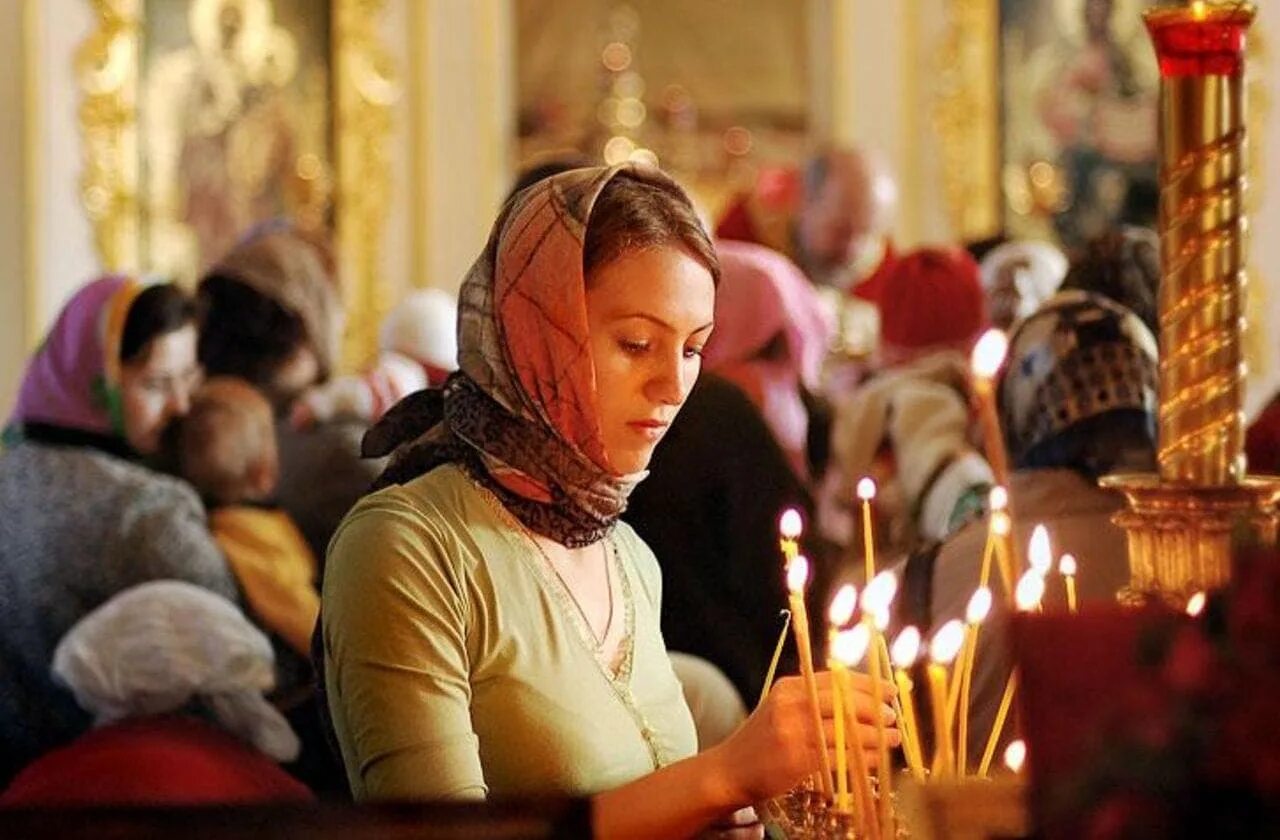 Есть ли служба в церкви. Женщина в храме. Православная женщина в храме. Православная девушка в храме. Девушка молится в православном храме.