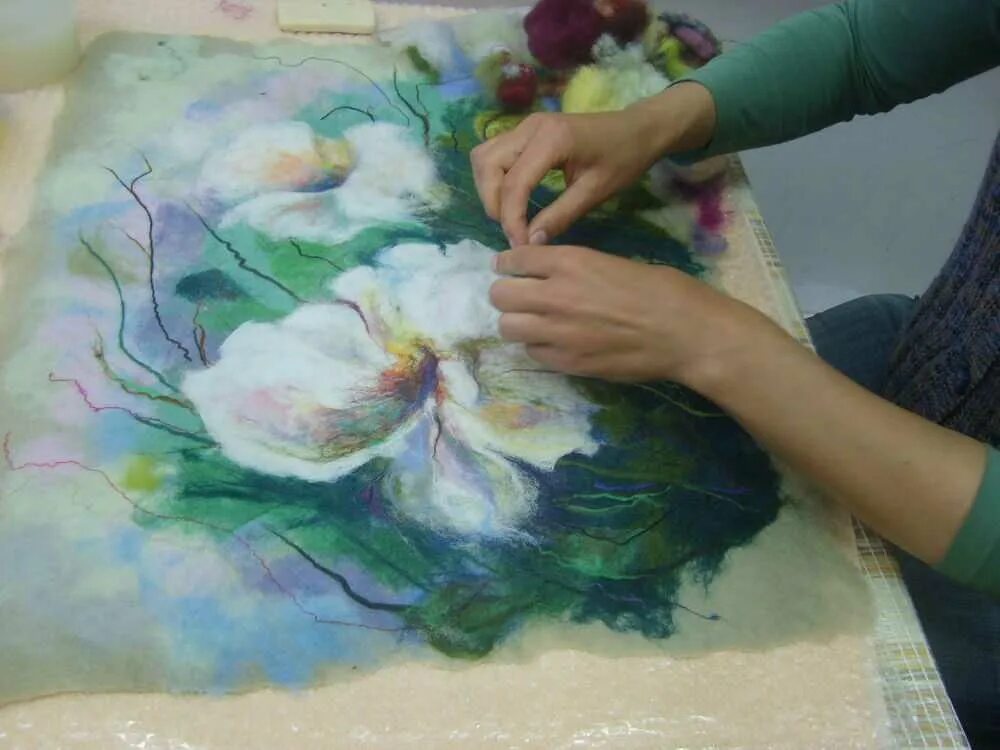 Фелтинг мокрое валяние. Мокрое валяние нунофелтинг. Цветы в технике мокрое валяние. Ольга гуляева валяние нунофелтинг. Мокрое валяние из шерсти.