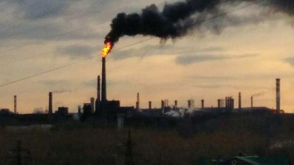 Почему из трубы идет огонь. Череповец огонь из труб. огонь с трубы завода. трубы чэмк. череповец огонь из труб на заводе.