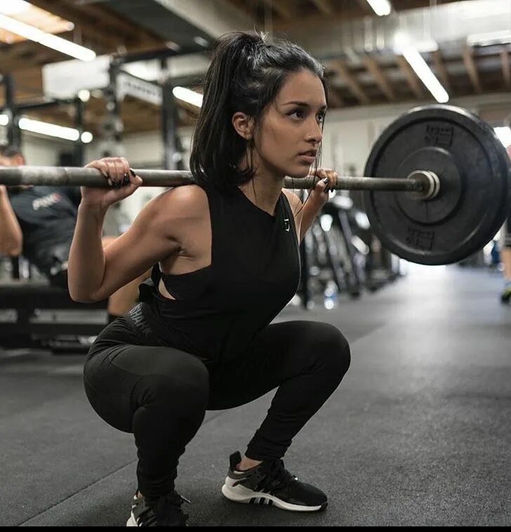 Девочка в спортивном зале. Спортивные девушки в зале. Девушка и фитнес. Девушка в спортзале. Девушки в фитнес зале.