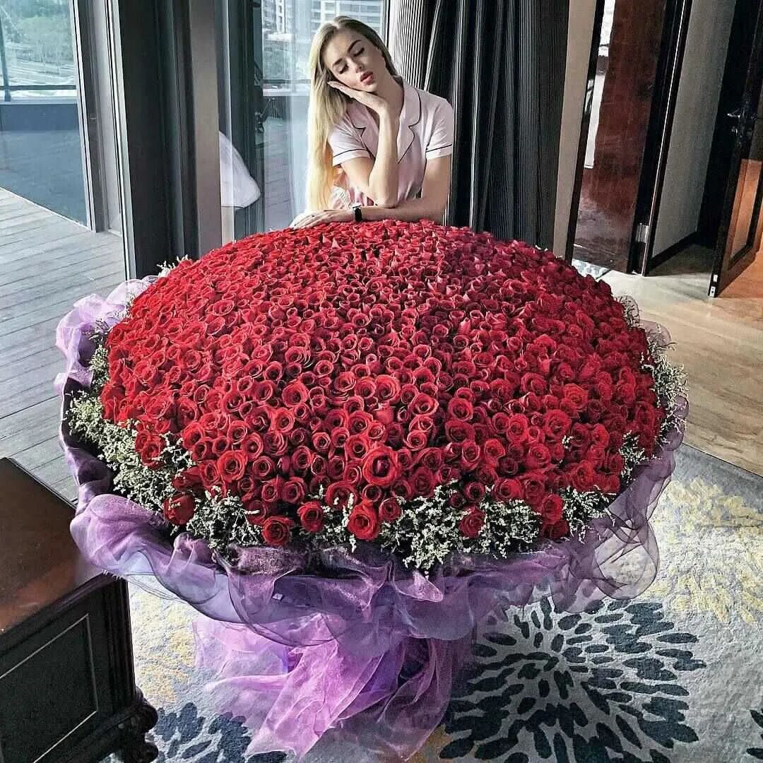Сколько можно купить роз. Огромный букет цветов. Красивые большие букеты. Огромные букеты из роз. Букет "большой".