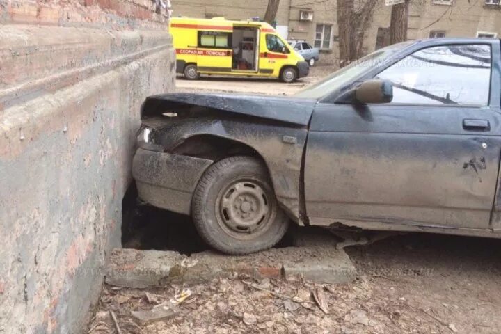 УАЗ протаранил гаражи в Жуковском районе. Сбежал дтп