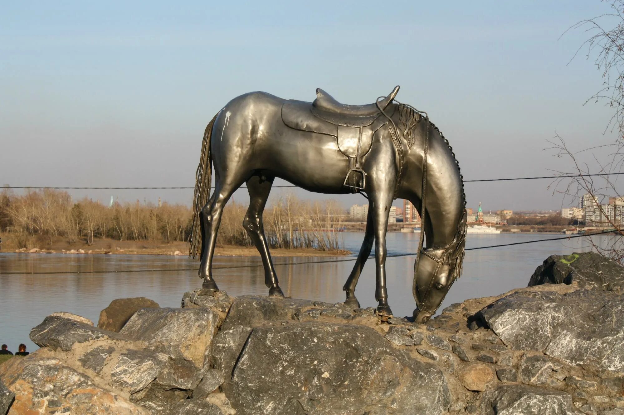 Памятник лошадь белая Красноярск. Статуя белой лошади в Красноярске. Памятник лошадь белая. Красноярск стрелка памятник лошадь. Конь пьет воду