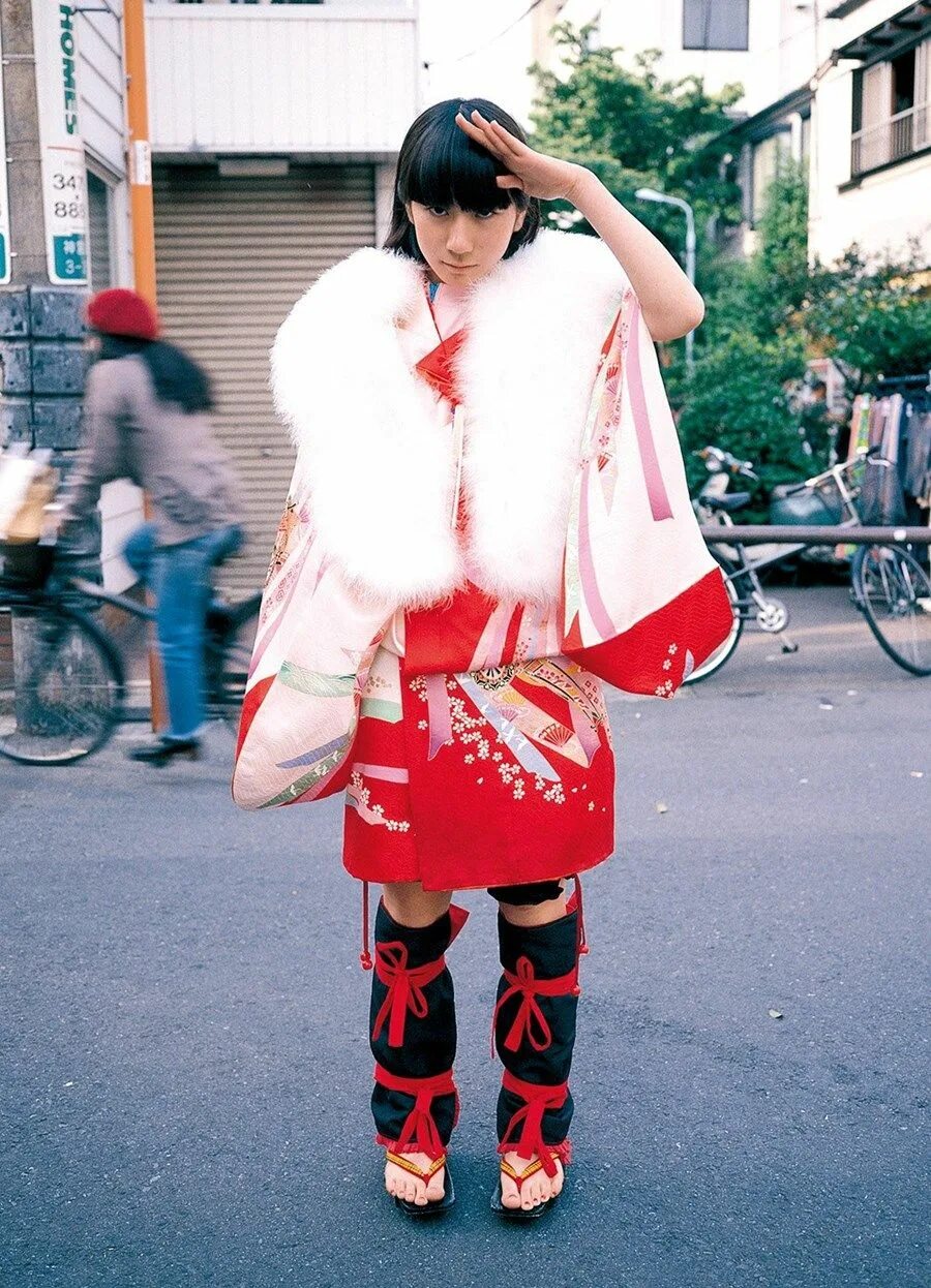 Направление в японской моде 1990. Платье Мори гяру чёрное. Японская мода 2000-х. Японский стиль 2000. Японский стиль 2000 молодежи.