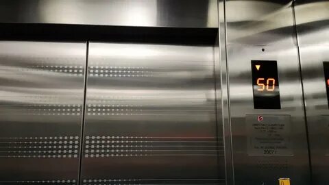 Поднимаясь в скоростном лифте
