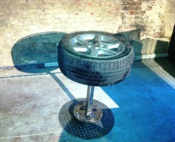 Выкаченный из шины воздух. Стол из колесных дисков. журнальный столик из автомобильного колеса. стол из колеса от машины. столик из автомобильных дисков.