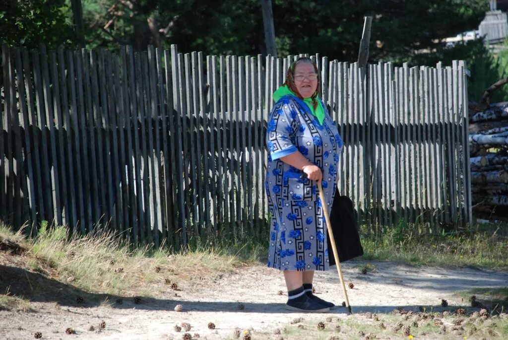 Бабушка идет. Бабушка в деревне в полный рост. Деревенская бабушка в полный рост. Бабушка с палочкой в деревне. Деревенская бабушка с тростью.