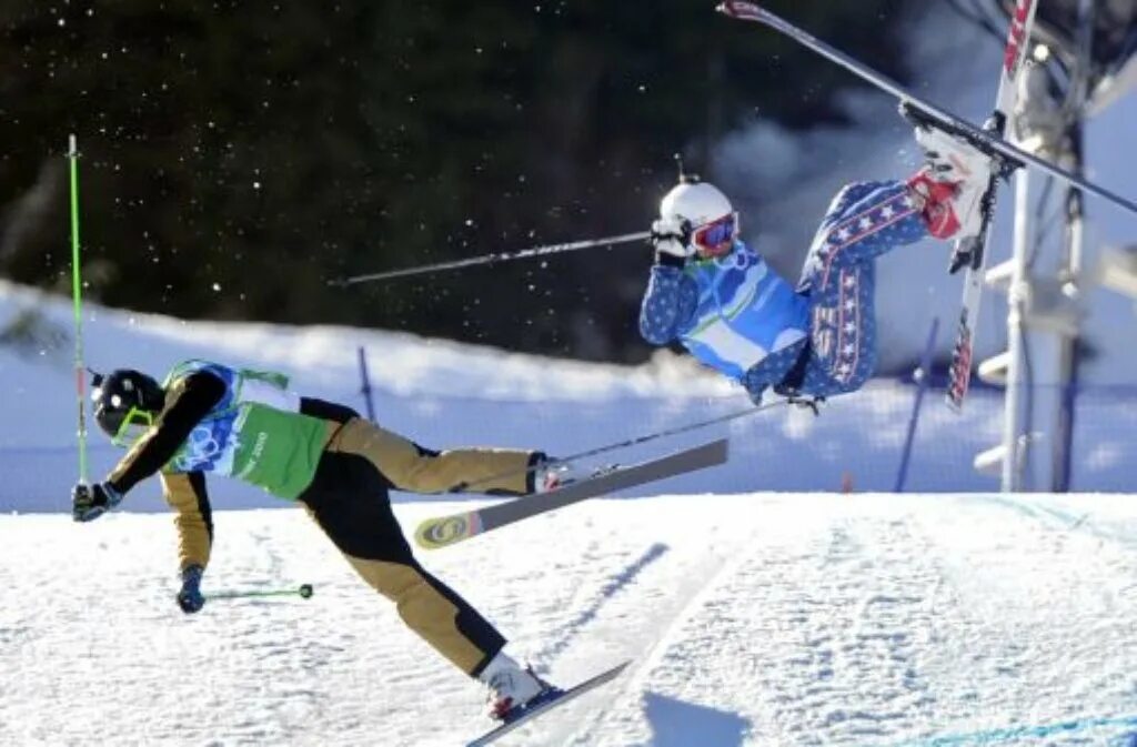 Skiing track. Травмы в лыжном спорте. Травмы в горнолыжном спорте. Горнолыжный спорт падения. Лыжник падает.