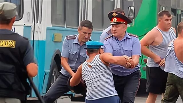 ВДВ пьянка. Полиция на проспекте Саратов. Полиция на проспекте Саратов фото.