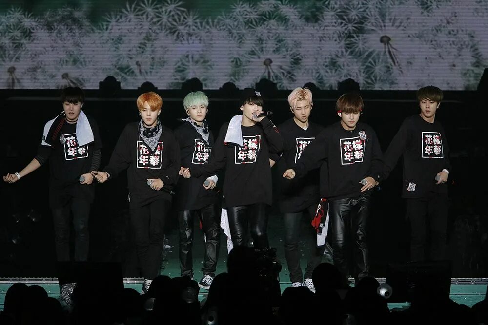 Bts many many. Бтс 2015. bts 2015-2016. bts группа на сцене. бтс выступление 2015.