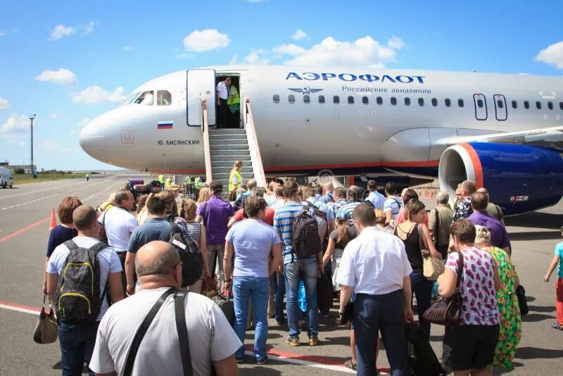 Посадка людей в самолет. Посадка пассажиров в самолет. Трап самолета. Люди на трапе самолета. Посадка в самолет людей.