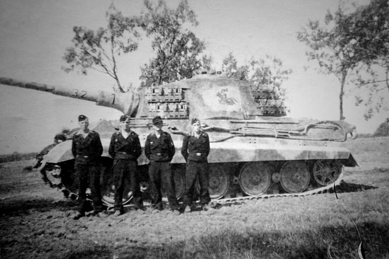 505 танковый батальон королевский тигр. Экипаж тигра 1. Немецкий 502 тяжёлый танковый батальон. Танк тигр 501 батальона тунис. Танк отто кариуса.