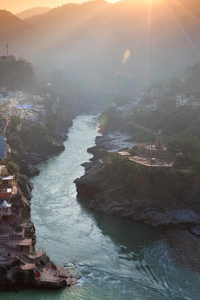 Реки берущие начало в гималаях. Девпраяг Индия. Ямуна река в Индии фото ночь огни. Лагуна индийской реки далеко как выглядит.