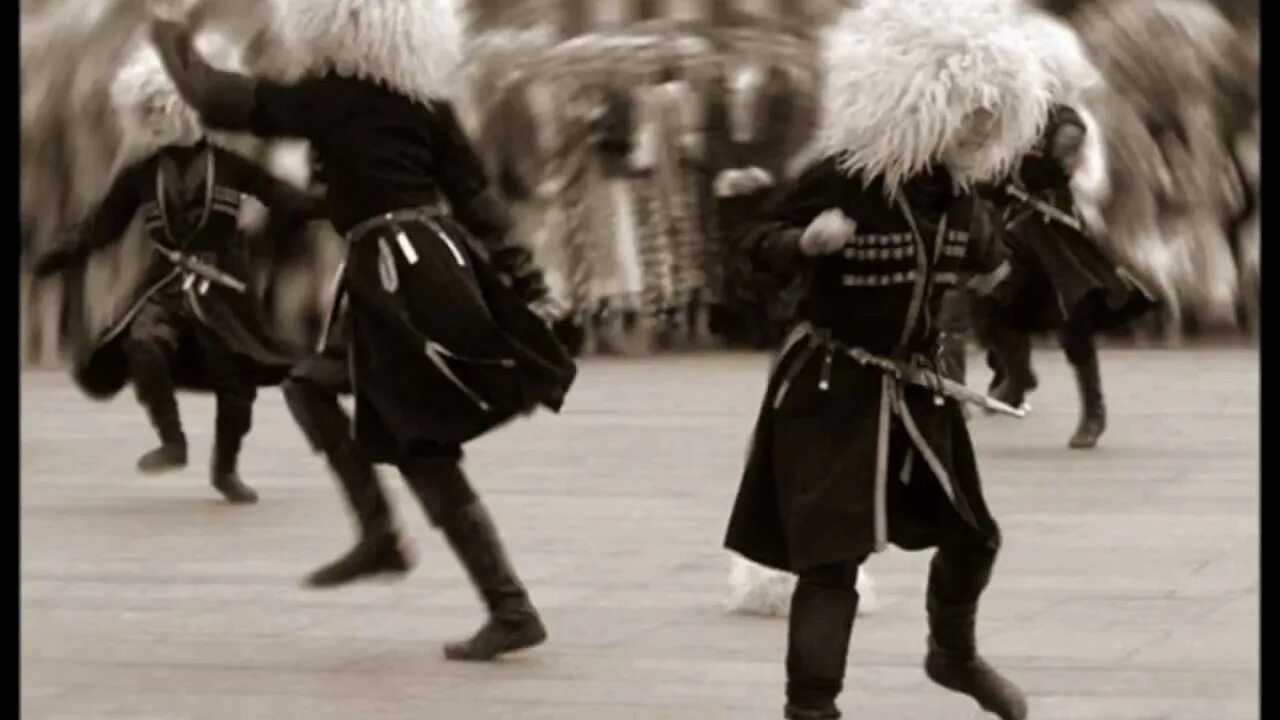 Дагестан лезгинские горы. Грузинские танцы в горах. Горцы ансамбль лезгинка. Школа лезгинки. Кавказ джигит живопись.