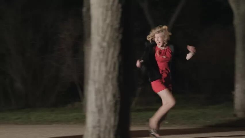 Run от страха. Frightened girl Running. Sackler Running away. Frightened girl Runs away. Run away from catnap