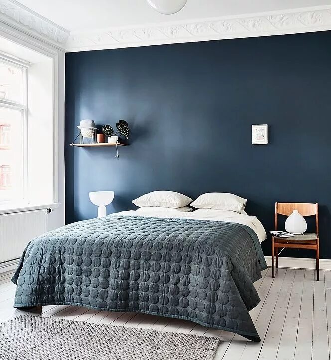 Темный пол голубые стены. Синяя спальня. Спальня в скандинавском стиле. Темно синяя спальня. Голубые стены в спальне.