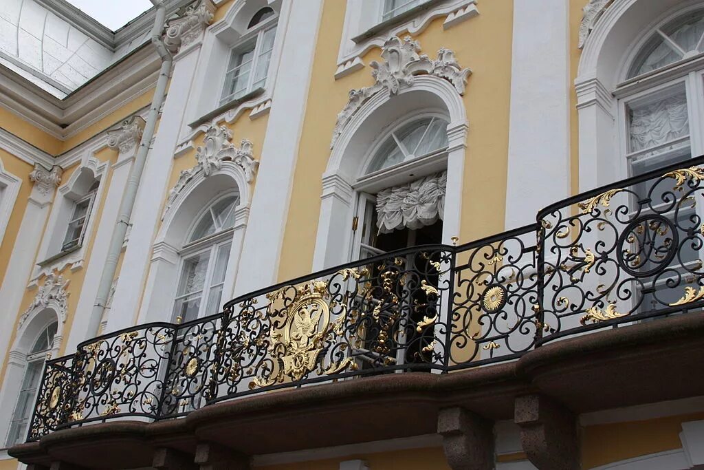 Фасад петергоф. Петергоф дворец фасад. сандрик дворца петергоф. большой дворец в петергофе фасад. ограда дворца петродворец.