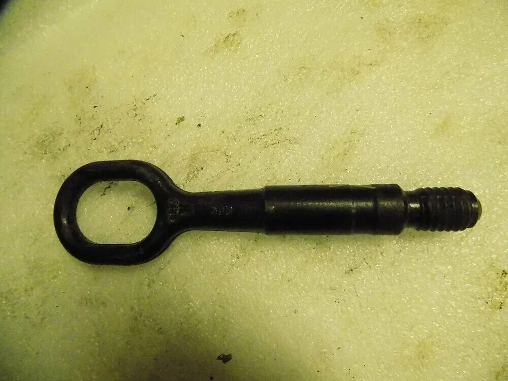 Крюк ауди. Крюк ауди. Буксировочный крюк ауди а6 с6. Буксировочная петля ауди а6. Буксировочный крюк audi q5.