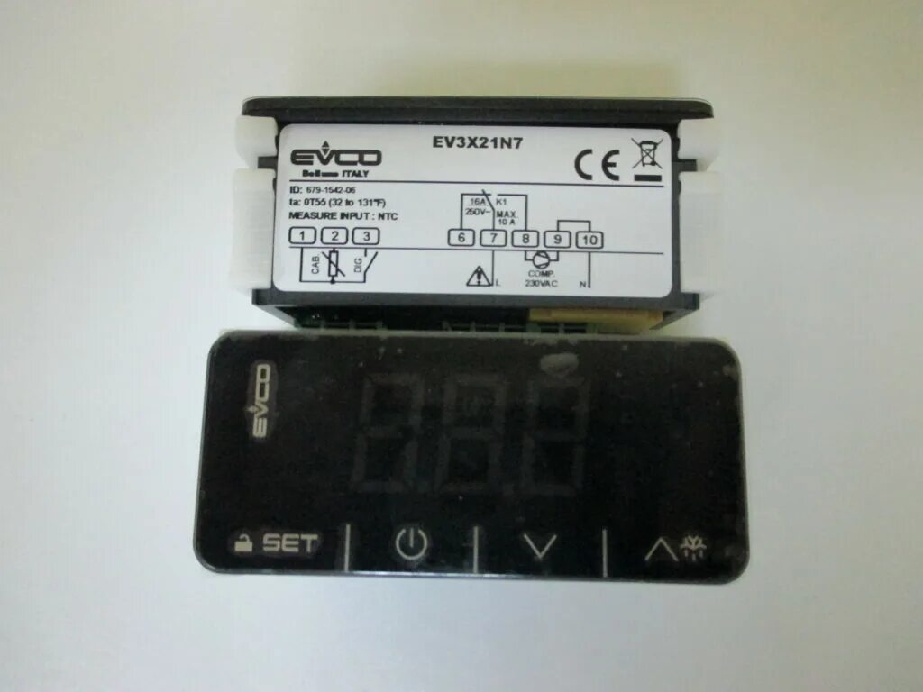1 4x 21. Контроллер EVCO ev3x21n7. Ev3x21n7vxrx04 контроллер EVCO. Холодильный контроллер EVCO 961. Контроллер EVCO fk400a.