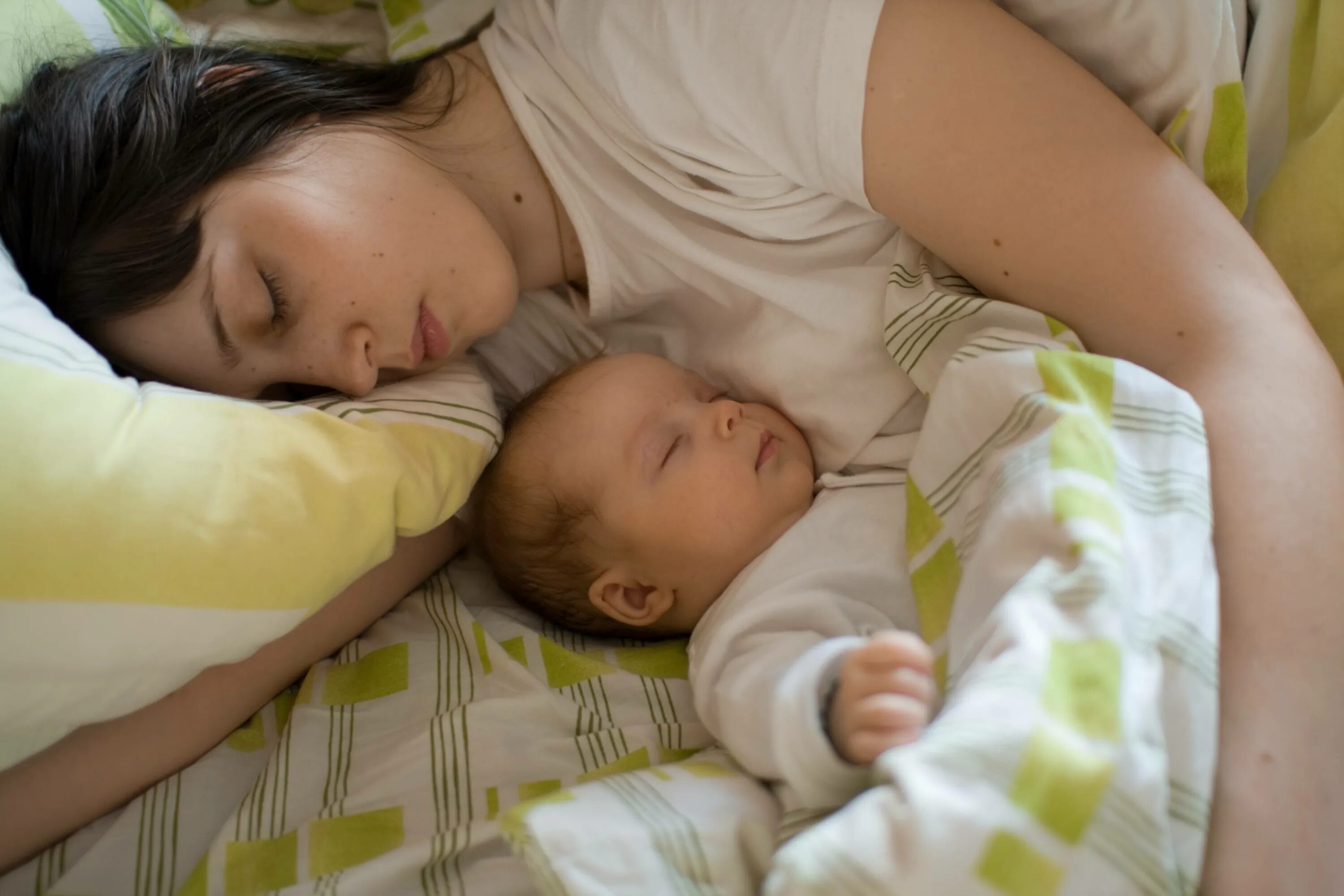 Sleeping drinking mom. Совместный сон с ребенком. Совместный сон с грудничком. Совместный сон мамы и ребенка.