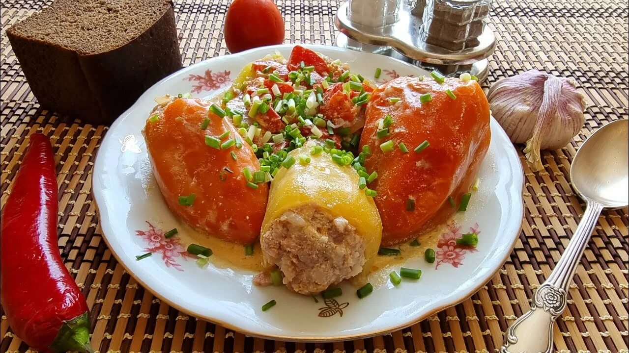 Перцы фаршированные с фаршем и рисом в кастрюле. Перец фаршированный. Видео фаршированный перец с мясом и рисом. Перец фаршированный с булгуром и курицей. Фаршированные перцы в томатном соусе.