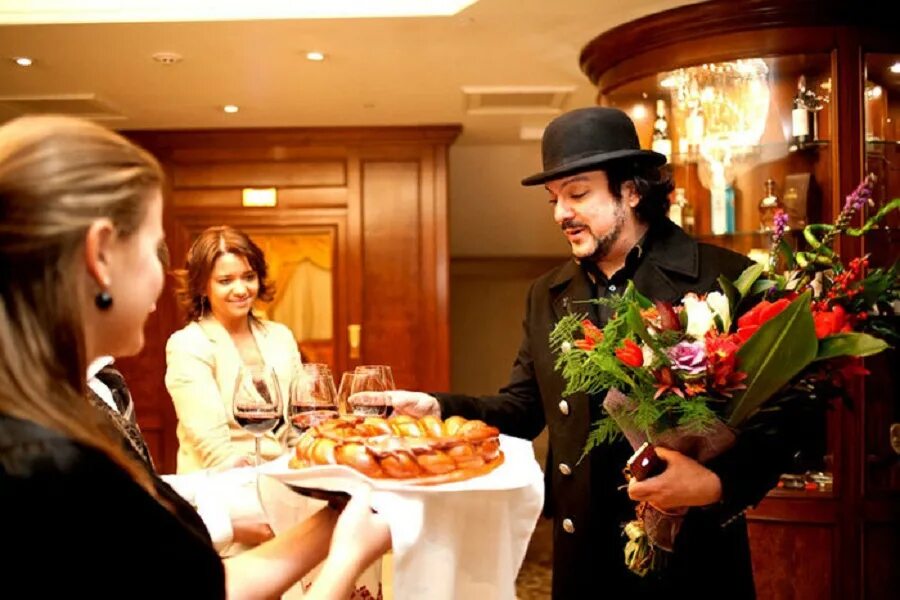 Швейцар ритц карлтон москва. Встреча вип гостей в гостинице. Mercure арбат москва смоленская площадь 6 москва. Vip гость в отеле. Ритц карлтон швейцар.