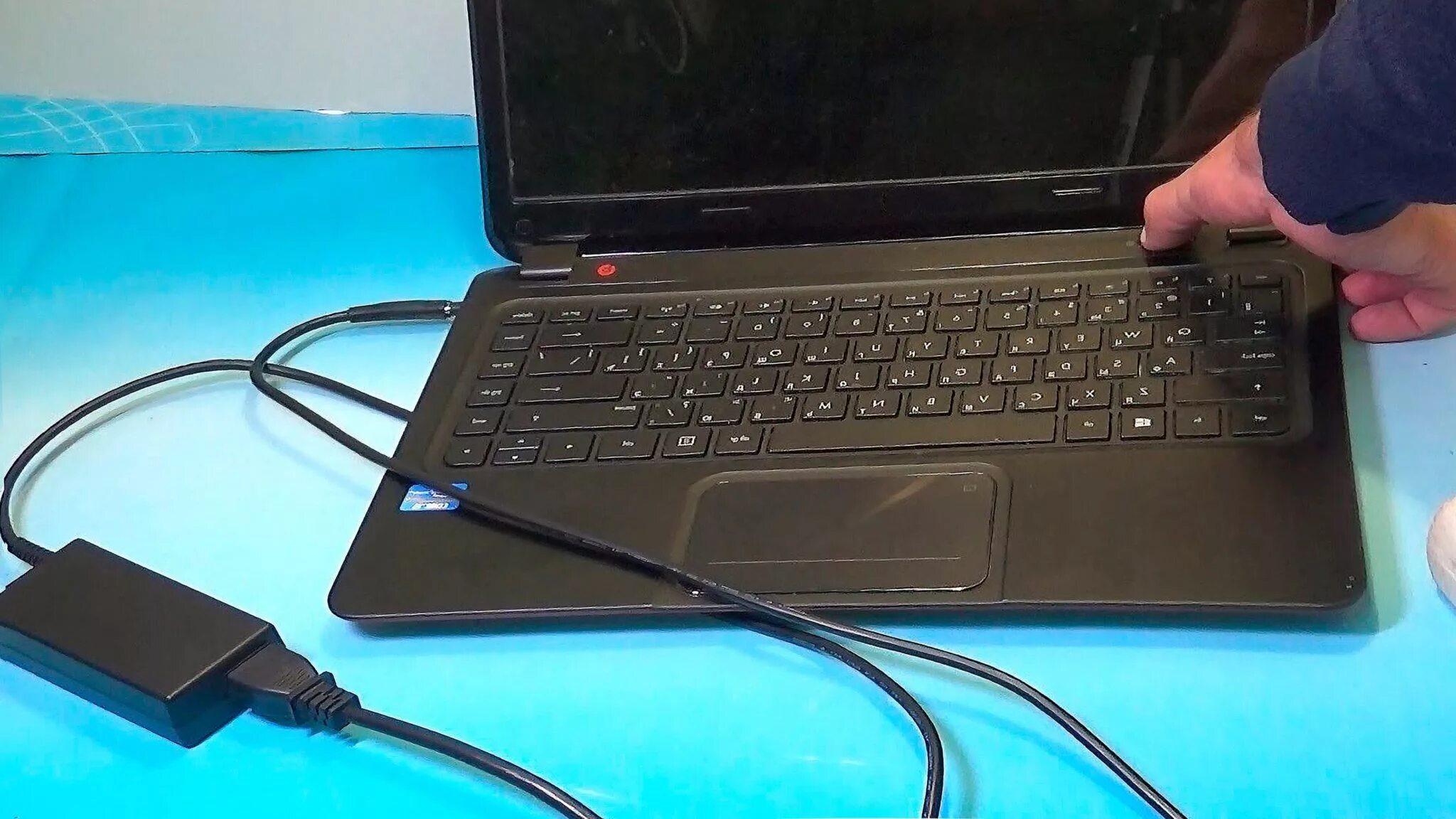 Экран ноутбука. Не загорается экран ноутбука. Ноутбук с экраном на тачпаде. Ноутбук включается но экран черный.
