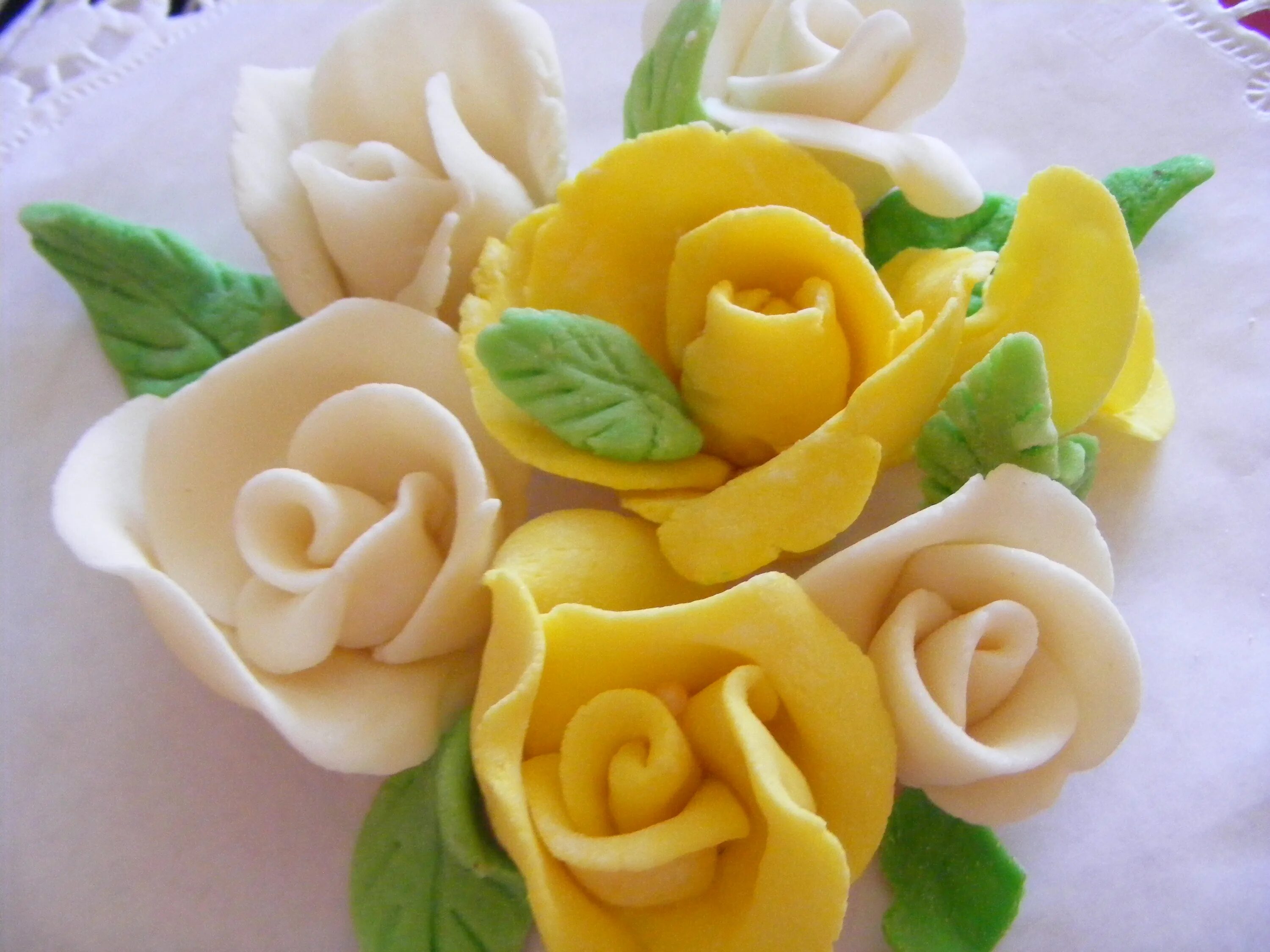 сахарная сырцовая мастика. цветочки из марципана. украшения из сахарной мастики. мастика для торта. украшения из марципана для торта.
