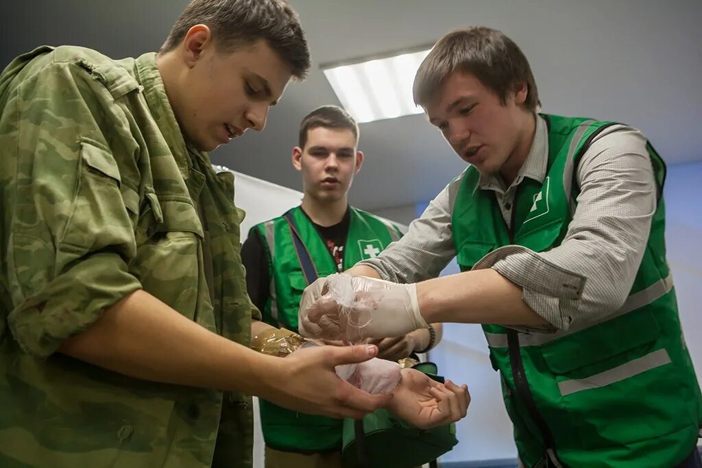 Оказание волонтерской помощи. Волонтерство первой помощи. Добровольцы первая помощь. Добровольцы которые помогают раненым. Первая волонтерская организация