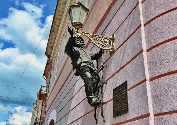 Одесская улица фонарей. Памятник фонарщику в санкт-петербурге. одесская улица санкт-петербург фонарщик. фонарщик в питере. петербургский фонарщик статуя.