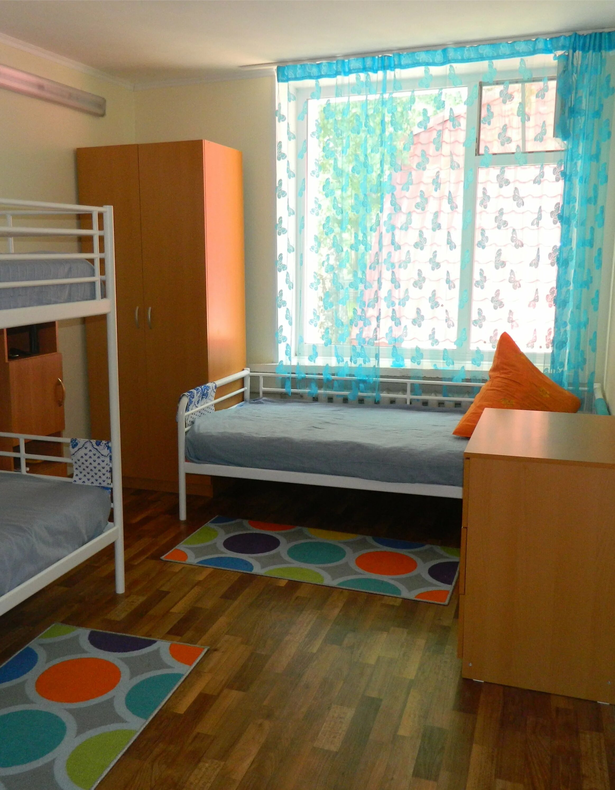 Room camp. Лагерь Березка Новосибирск. Кипарисный лагерь Артек комнаты. Кипарисный лагерь Артек корпус. Лагерь Артек Озерный комнаты.