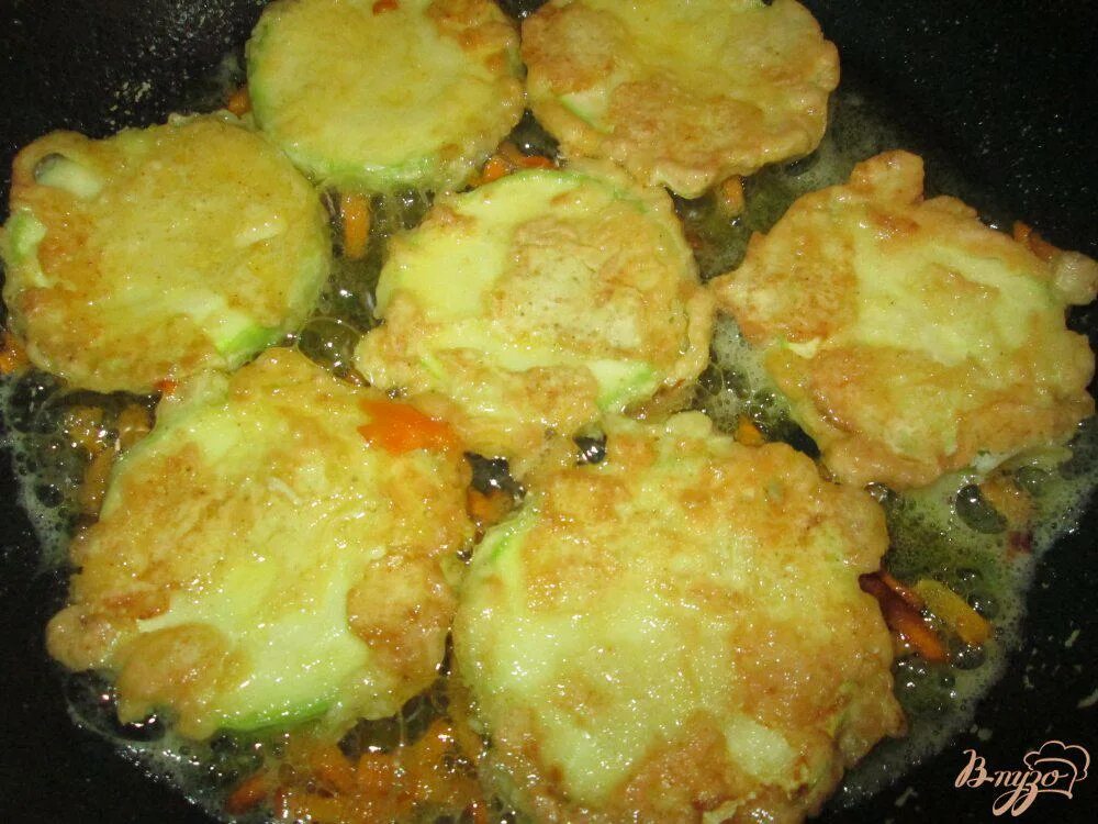 Кабачок в кляре в духовке с чесноком. Кабачки в кляре на сковороде жареные. кабачки фаршированные сыром в кляре на сковороде. кабачки в кляре на сковороде с чесноком и яйцом. цукини в кляре на сковороде.