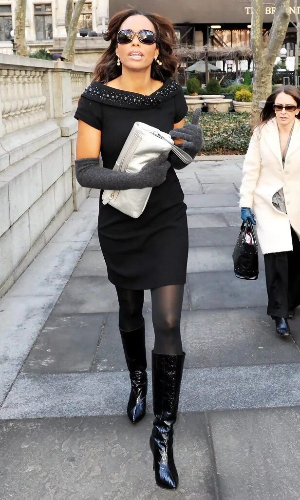 Платье с ботфортами. Платье с сапогами на каблуке. Платье под высокие сапоги. Черное платье с сапогами. Черное платье с высокими сапогами.