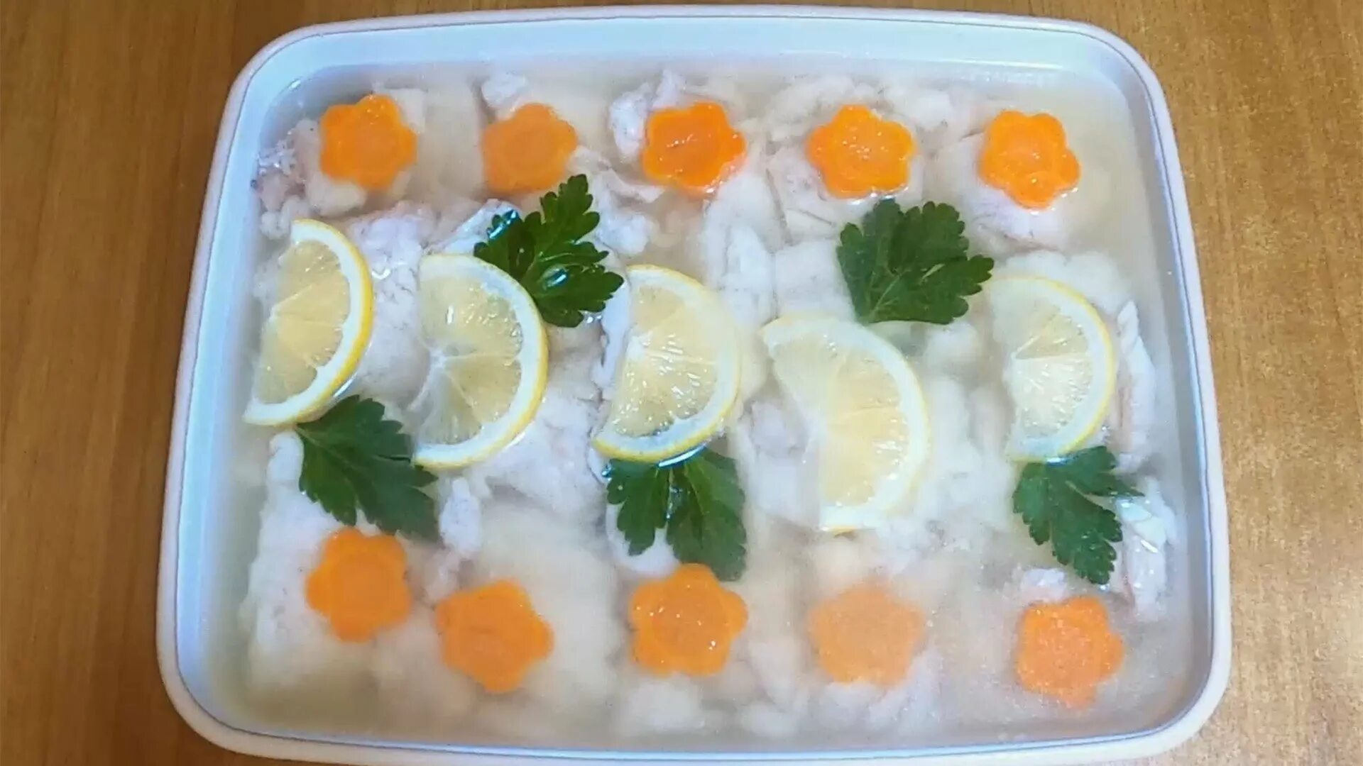 Как сделать заливное из судака. Заливное из судака азбука вкуса. судак заливной с лимоном и морковью. заливное из судака срок хранения. польза заливного из судака.