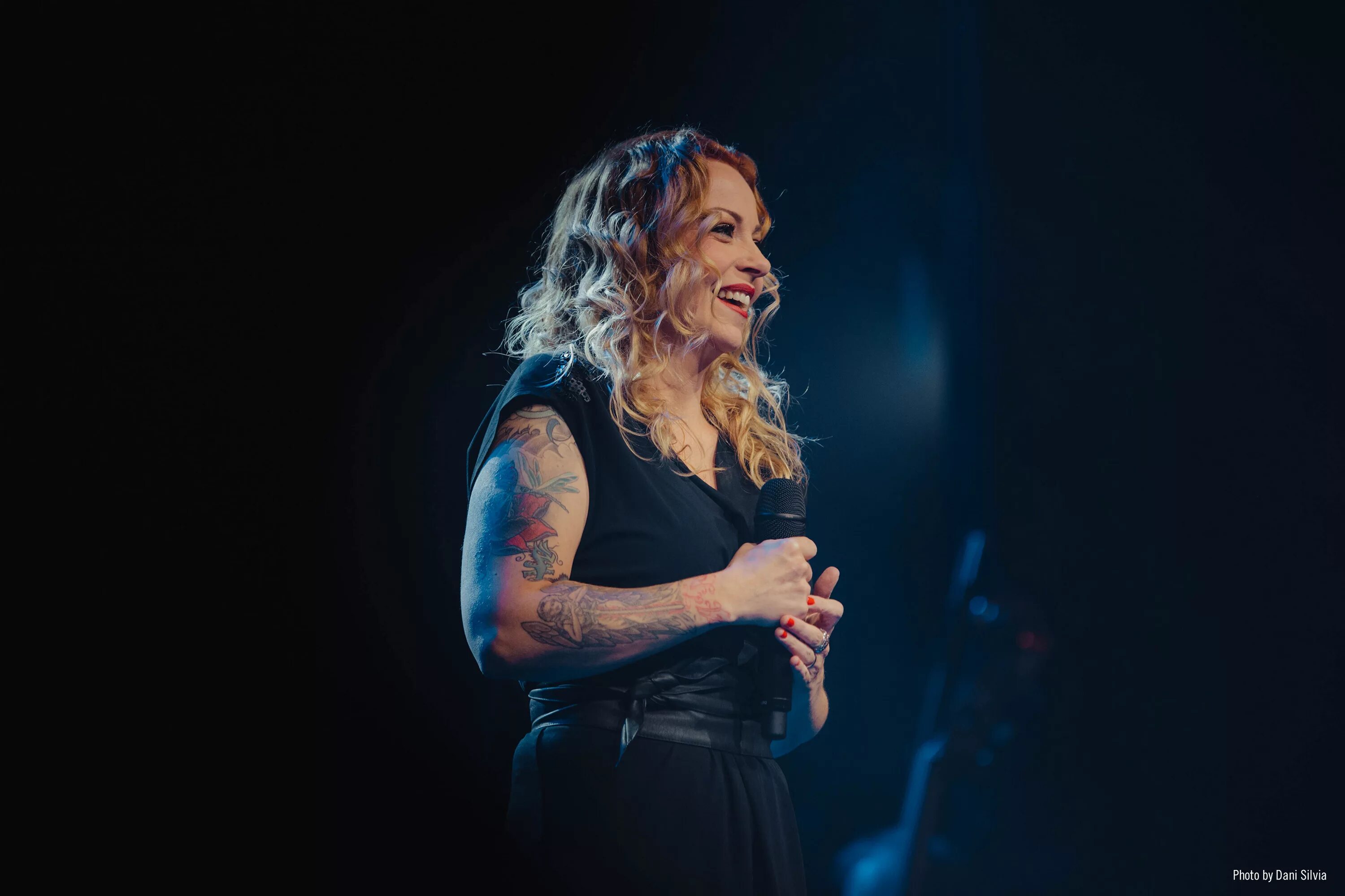 Anneke van. Symphonized аннеке ван гирсберген. anneke van giersbergen 2018 symphonized (with residentie orkest the hague). anneke van giersbergen the darkest skies are the brightest. anneke van giersbergen на берегу моря.