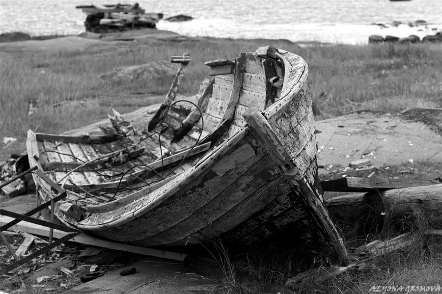 Разбившаяся лодка. Разбитая лодка. Старая лодка. Сломанная деревянная лодка. Старые рыболовецкие лодки.