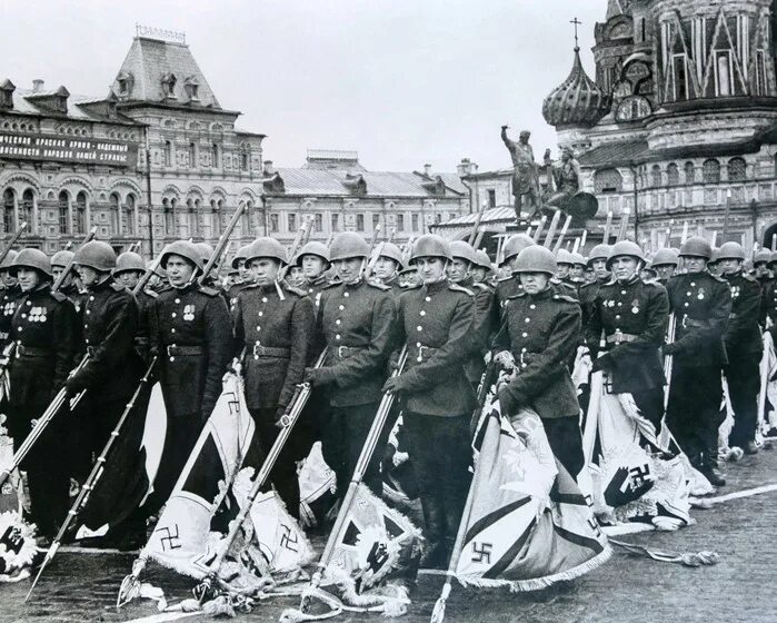 Третий период войны победа ссср в великой. Парад Победы 9 мая 1945. Кадры парада Победы 1945. Советский парад Победы 1945. Красная площадь 9 мая 1945.