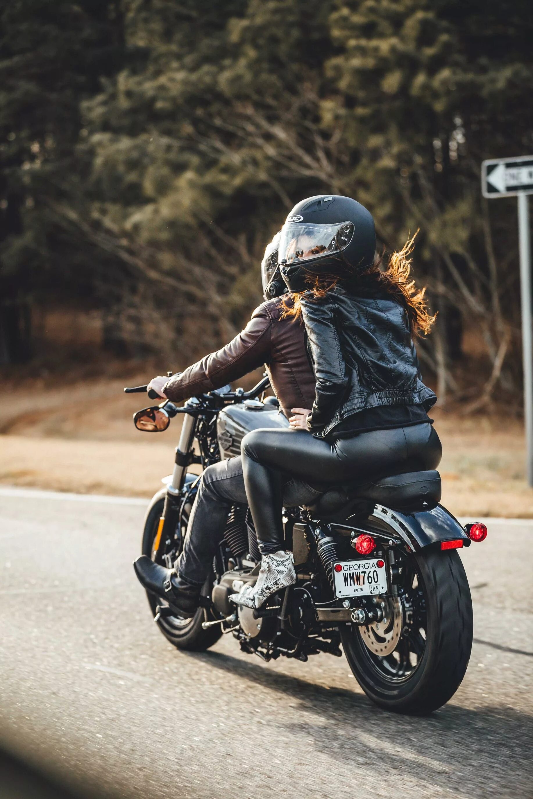 Девушки и мотоциклы зима. Мотоцикл стендинг. Motorbike rider. Винсент черный рыцарь мотоцикл. Harley davidson sportster riding.