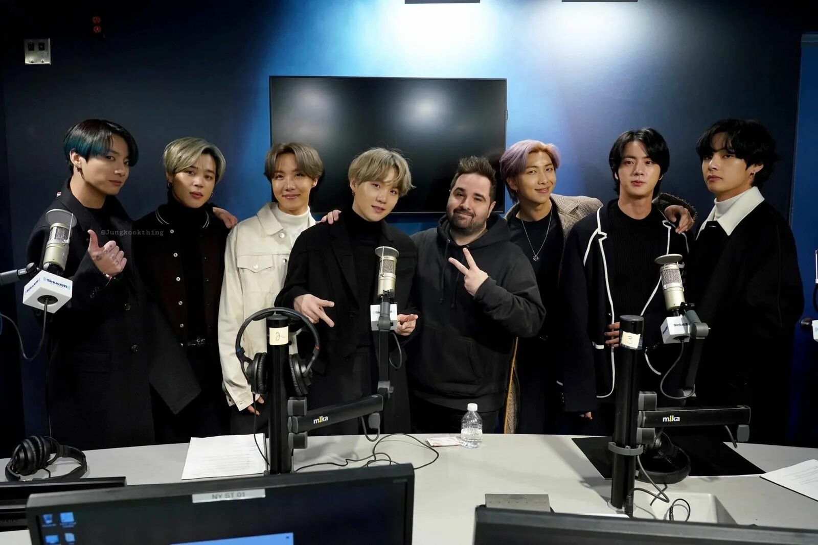 Группа бтс на сцене. Bts festa 2021. Награждение бтс 2017. Группа бтс 2017. Бтс 2020.