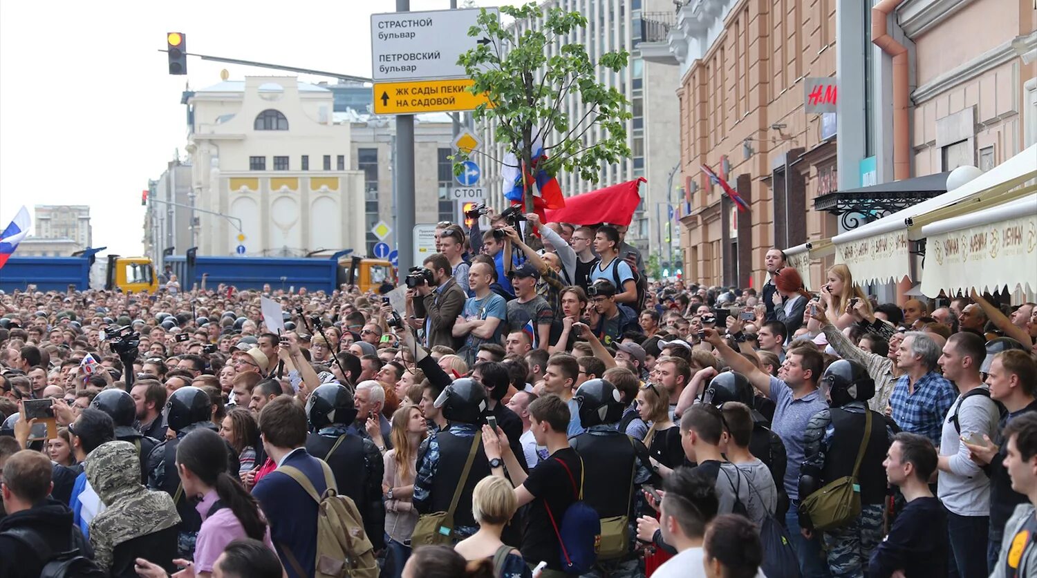 Толпа участников митинга. Толпа митинг. Толпа людей митинг. Толпа в Москве. Тверская митинг.