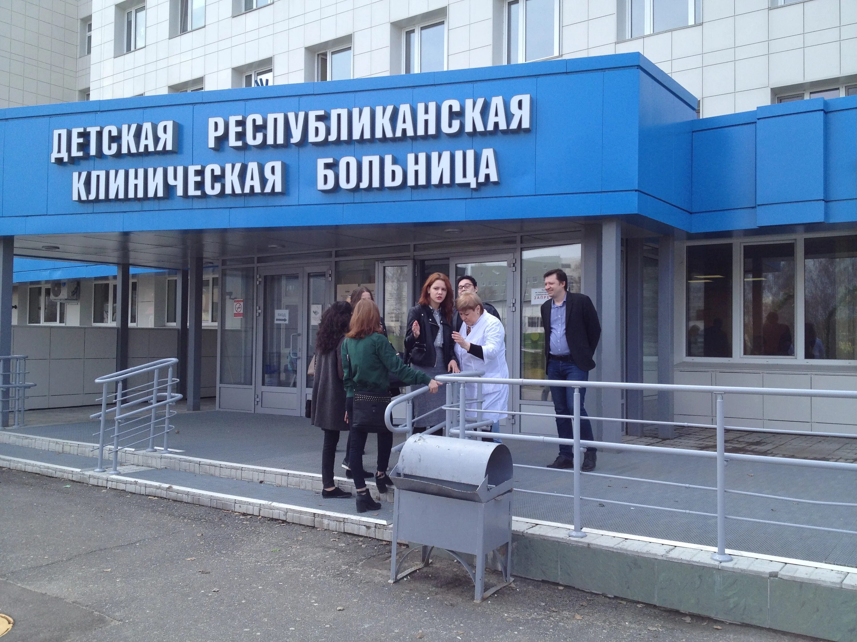 Приемный покой больницы. Городская больница на тракторостроителей чебоксары. 2 детская больница минск. Рдкб регистратура. Коридор детской больницы.