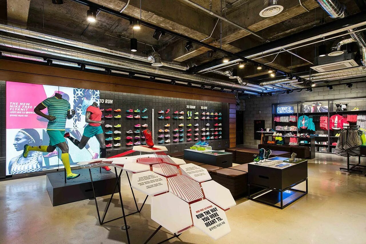 Магазин оригинал сайт. Nike shop Interior. Мерчандайзинг найк. Интерьер спортивного магазина. Необычные магазины.